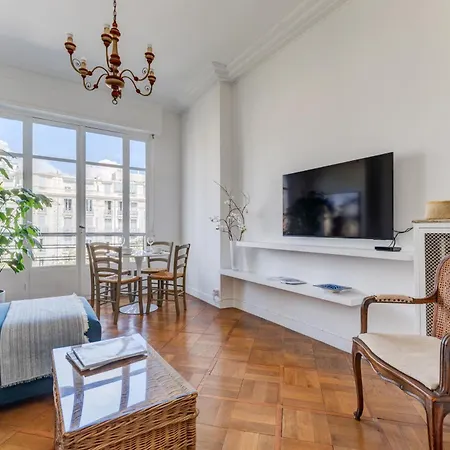 Elegant With Balconies In The Heart Of بيت للعطل