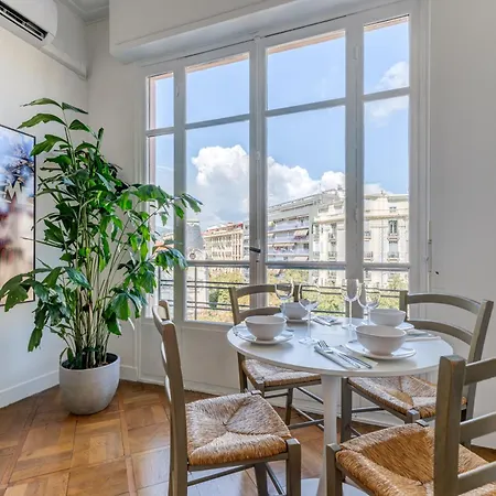Elegant With Balconies In The Heart Of بيت للعطل *