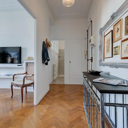 Elegant With Balconies In The Heart Of بيت للعطل