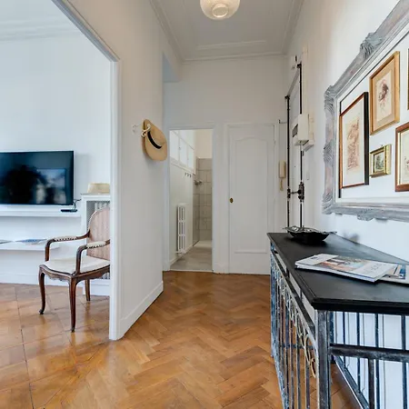 Elegant With Balconies In The Heart Of Nizza