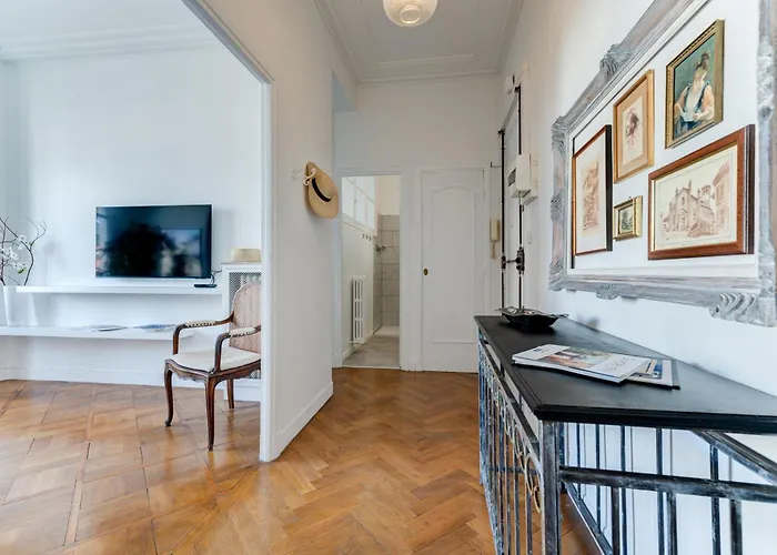 Elegant With Balconies In The Heart Of Nice