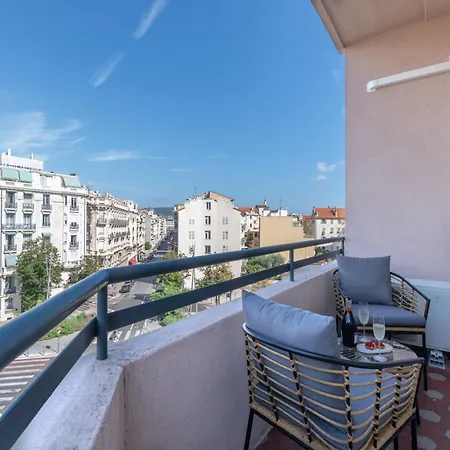 Elegant With Balconies In The Heart Of 펜션 *
